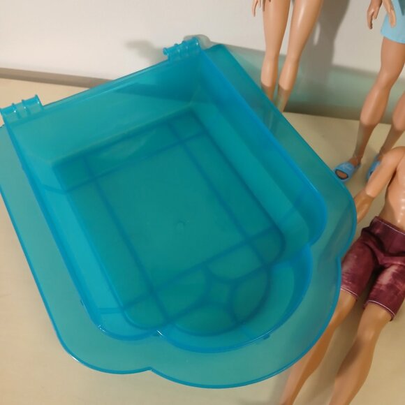 Set of 3 Barbies with pool/hot tub and extra swim trunks - Picture 2 of 8